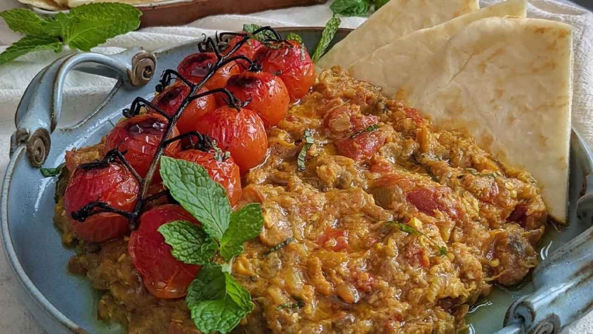 طرز تهیه میرزا قاسمی با بادمجان کبابی و طعم دودی