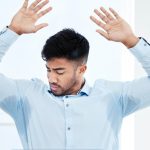 چرا عرق بو می‌دهد؟ | راهکارهای از بین بردن بوی بد عرق