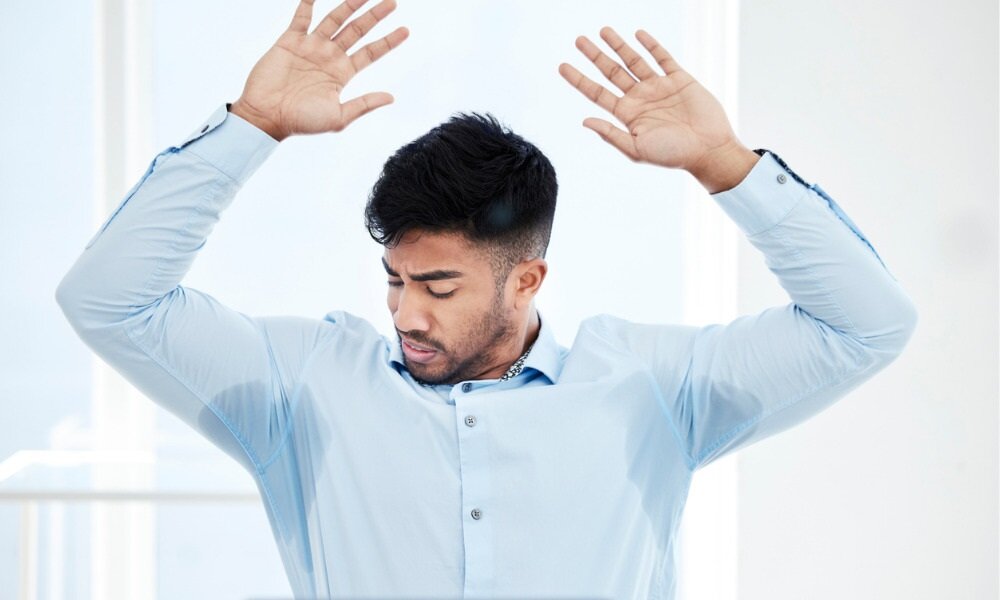 چرا عرق بو می‌دهد؟ | راهکارهای از بین بردن بوی بد عرق