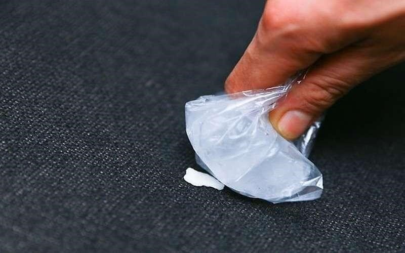 نحوه پاک کردن آدامس از روی لباس