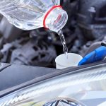 ریختن آب لوله کشی در شیشه شور خودرو ؛ اشتباه رایج رانندگان! | در مخزن شیشه شور ماشین چه بریزیم ؟