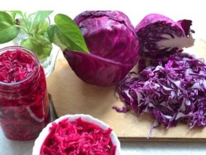 چگونه ترشی کلم قرمز پاییزی درست کنیم؟