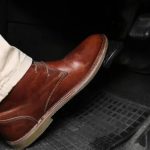 گرفتن ترمز و کلاچ به صورت همزمان ؛ اشتباهی رایج در رانندگی + روش درست توقف خودرو